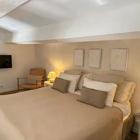 Daire Window On Ramatuelle *