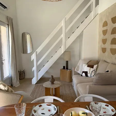 Daire Window On Ramatuelle *