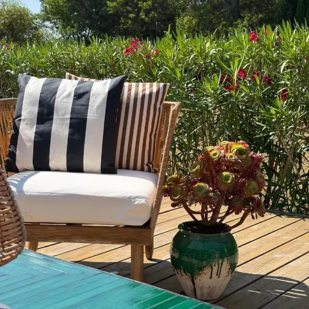 Window On Ramatuelle 아파트 *