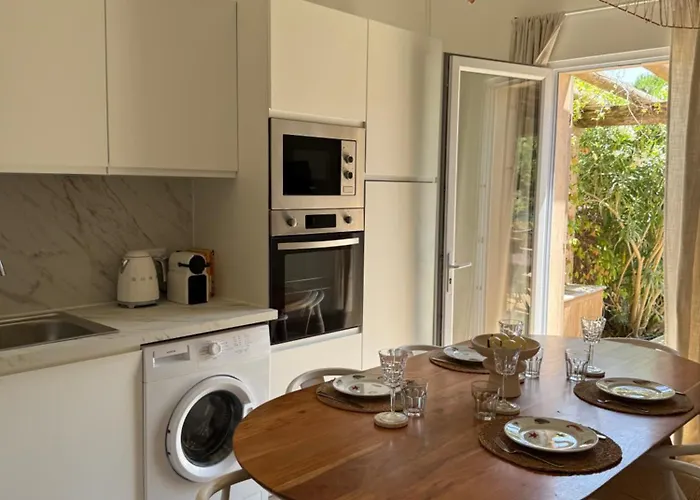 Window On Ramatuelle * Сен-Тропе